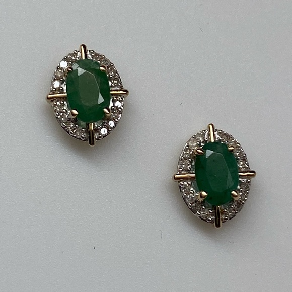 10K Yellow Gold Oval Shape Emerald and 0.10ct twt Diamond Stud Earrings NEW - Picture 1 of 11